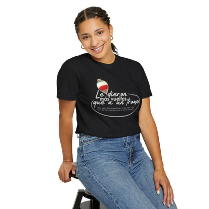 MÁS VUELTAS QUE A UN TROMPO - Camiseta Unisex Softstyle
