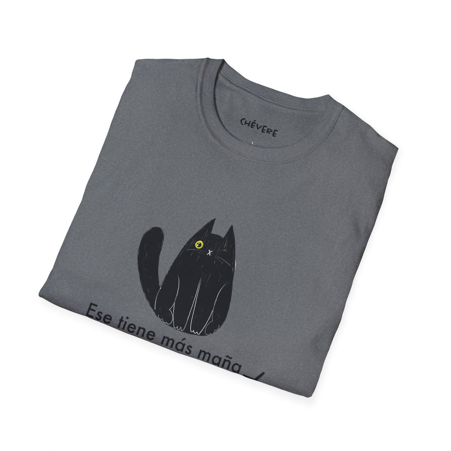 TIENE MÁS MAÑA QUE UN GATO TUERTO - Camiseta Unisex Softstyle