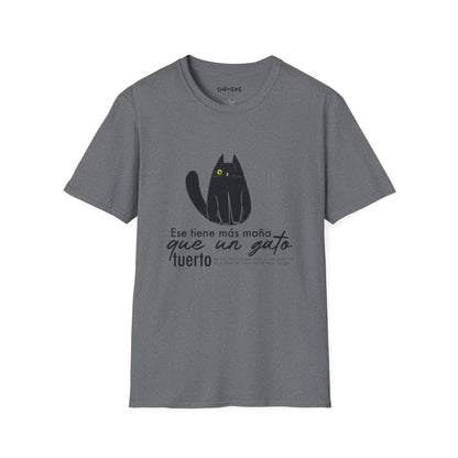 TIENE MÁS MAÑA QUE UN GATO TUERTO - Camiseta Unisex Softstyle
