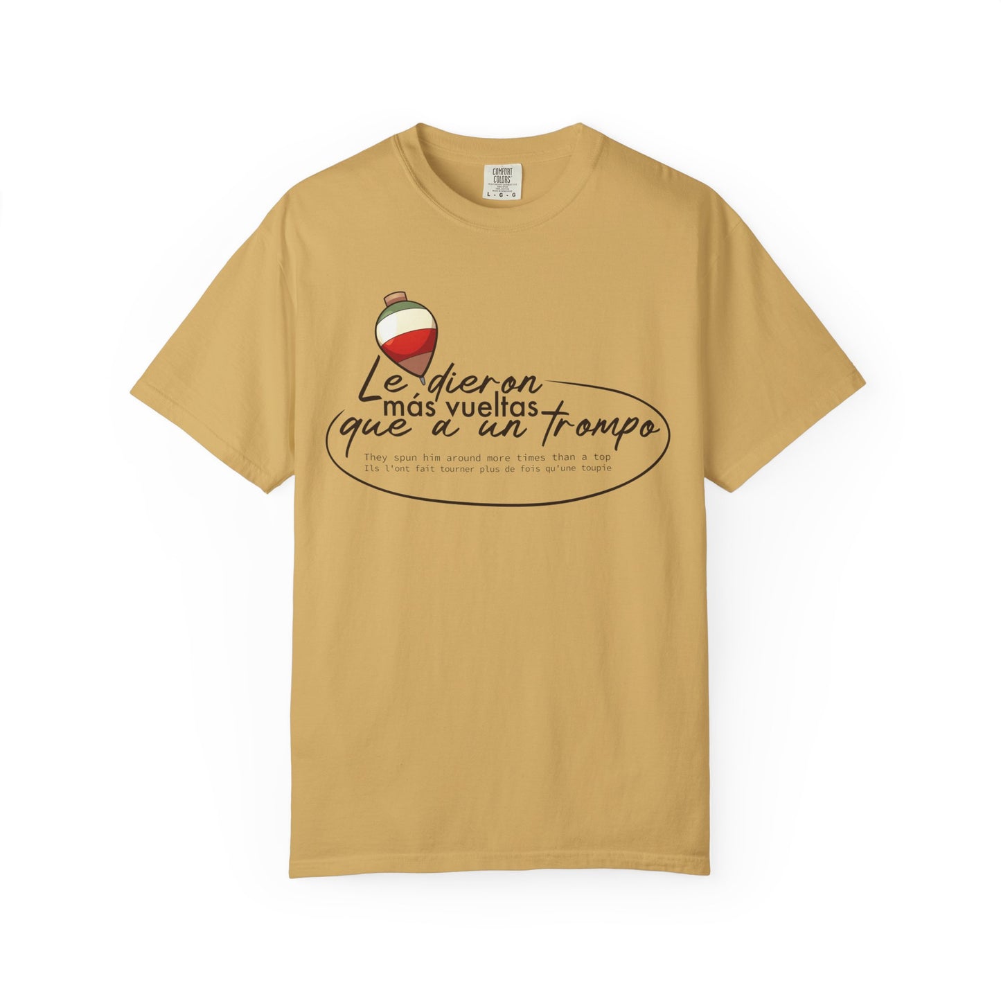 MÁS VUELTAS QUE A UN TROMPO - Camiseta Unisex Softstyle