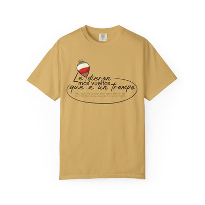 MÁS VUELTAS QUE A UN TROMPO - Camiseta Unisex Softstyle