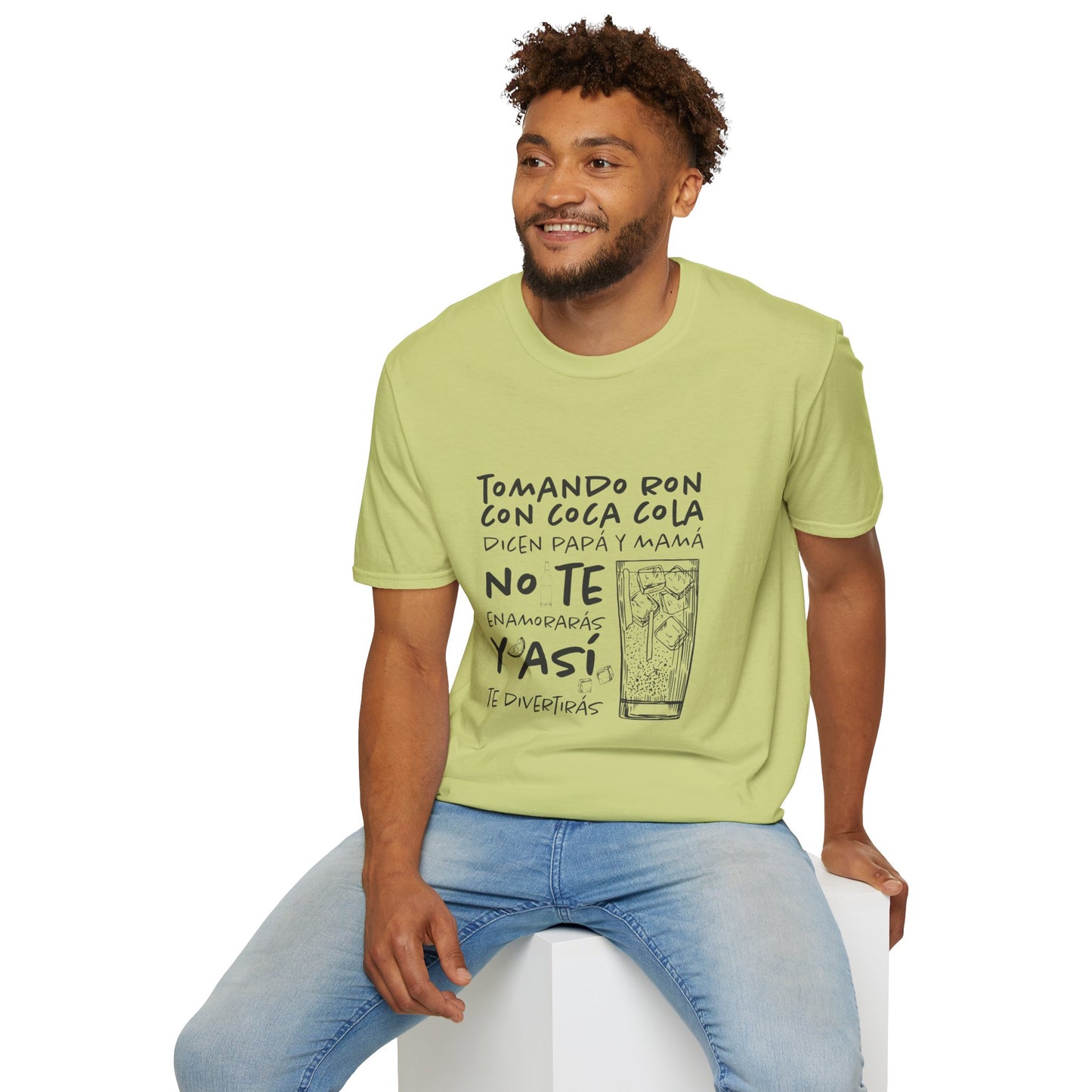 TOMANDO RON CON COCA COLA -  Camiseta Unisex Softstyle
