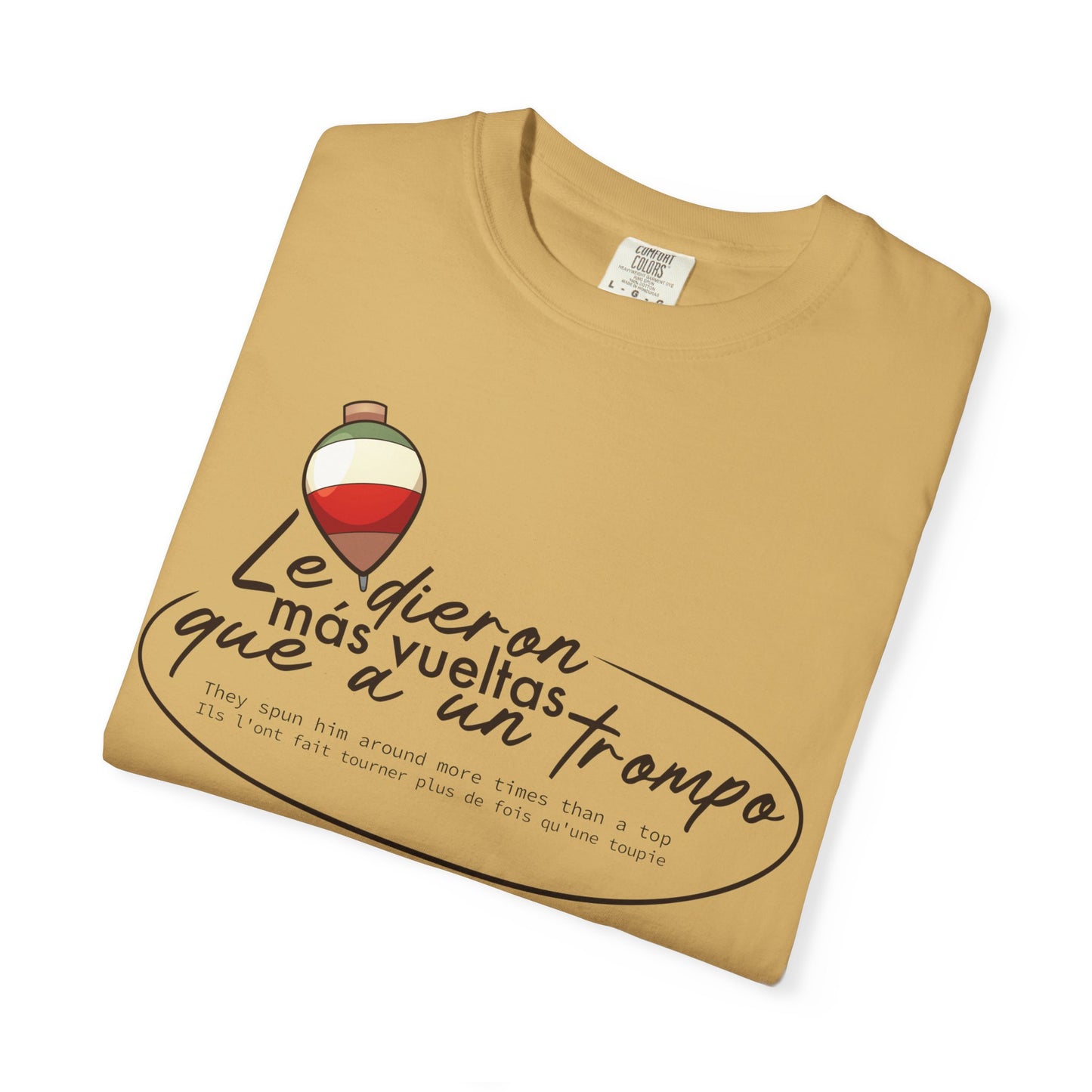MÁS VUELTAS QUE A UN TROMPO - Camiseta Unisex Softstyle