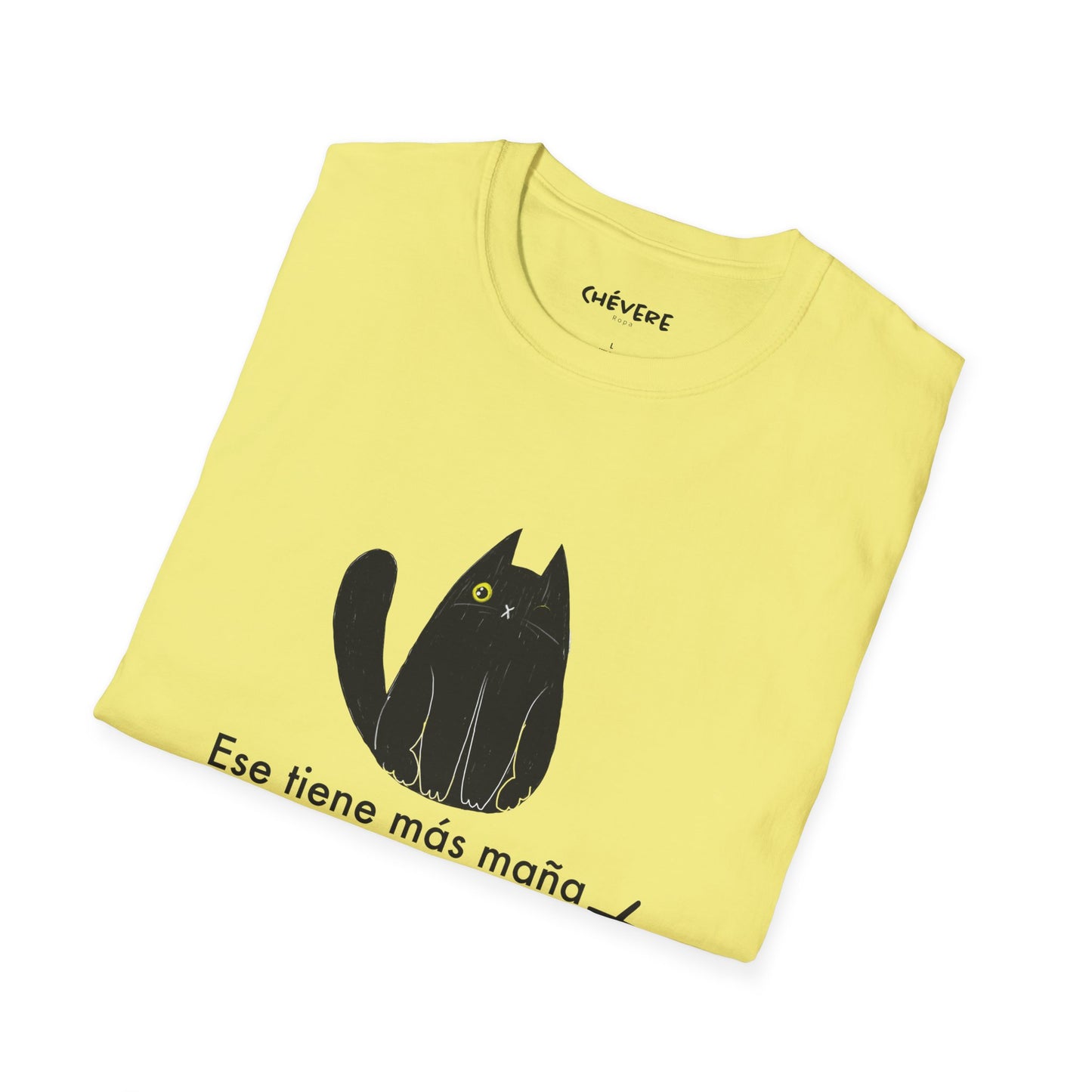 TIENE MÁS MAÑA QUE UN GATO TUERTO - Camiseta Unisex Softstyle
