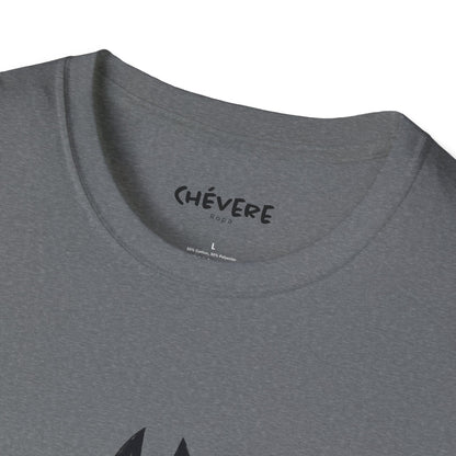TIENE MÁS MAÑA QUE UN GATO TUERTO - Camiseta Unisex Softstyle