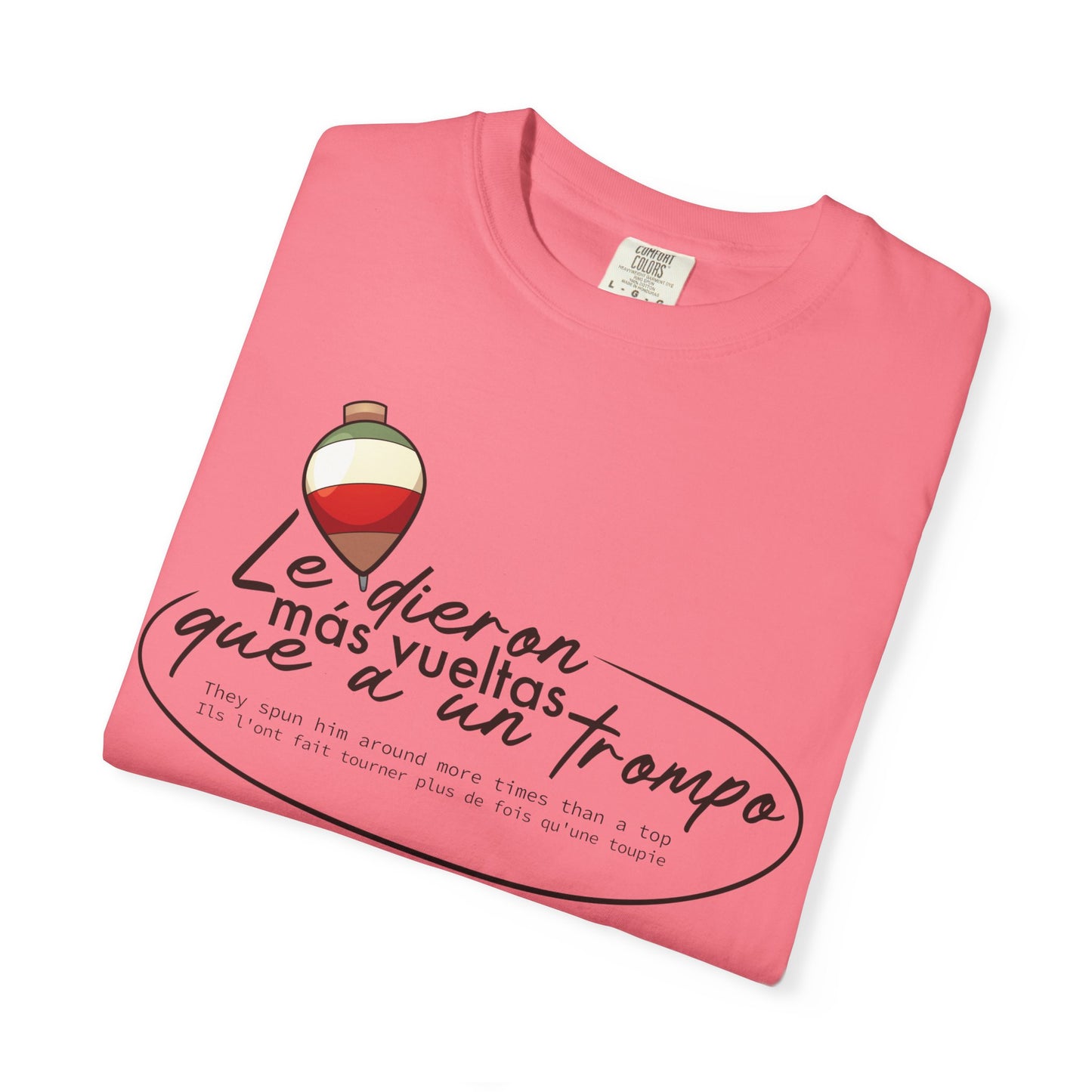 MÁS VUELTAS QUE A UN TROMPO - Camiseta Unisex Softstyle