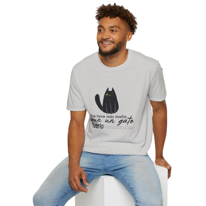 TIENE MÁS MAÑA QUE UN GATO TUERTO - Camiseta Unisex Softstyle