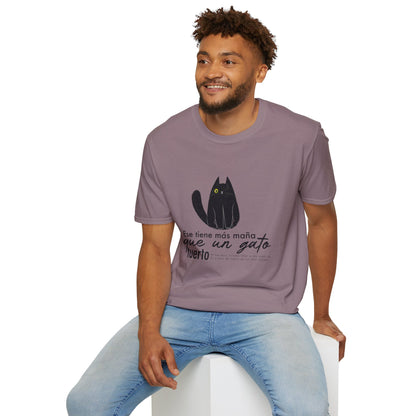 TIENE MÁS MAÑA QUE UN GATO TUERTO - Camiseta Unisex Softstyle
