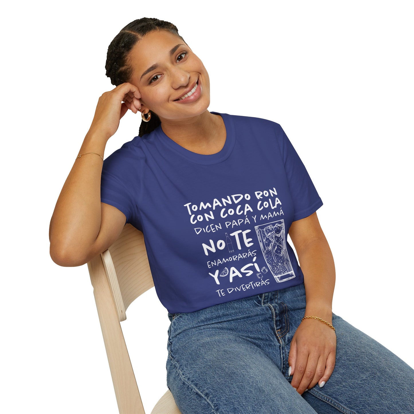 TOMANDO RON CON COCA COLA -  Camiseta Unisex Softstyle