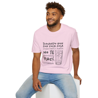 TOMANDO RON CON COCA COLA -  Camiseta Unisex Softstyle