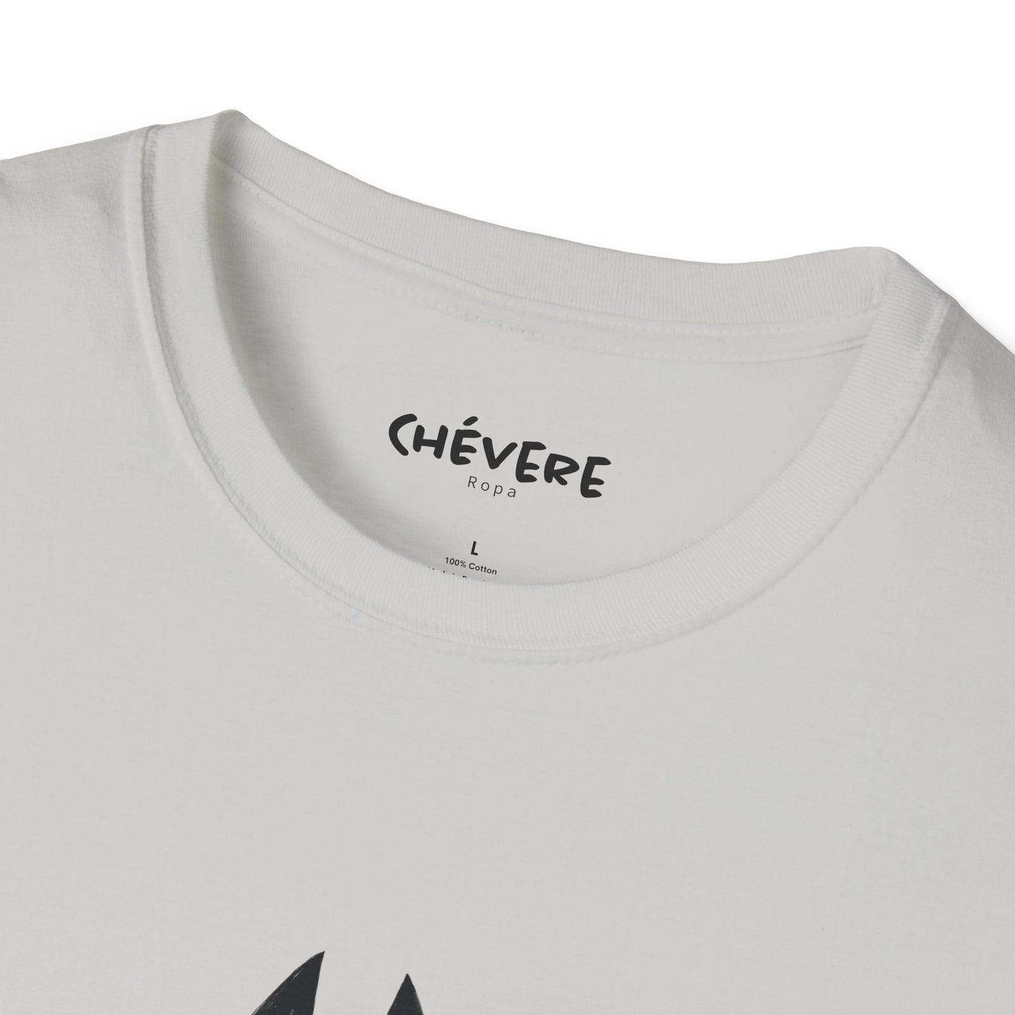 TIENE MÁS MAÑA QUE UN GATO TUERTO - Camiseta Unisex Softstyle