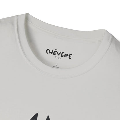 TIENE MÁS MAÑA QUE UN GATO TUERTO - Camiseta Unisex Softstyle