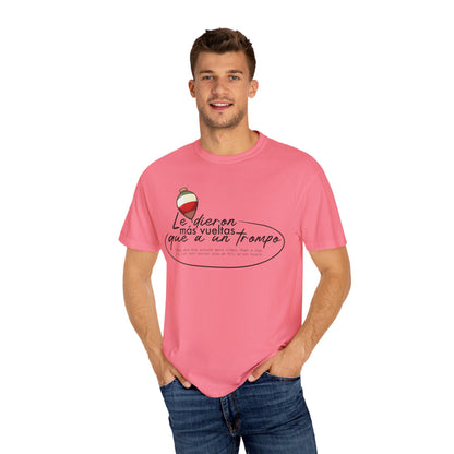 MÁS VUELTAS QUE A UN TROMPO - Camiseta Unisex Softstyle