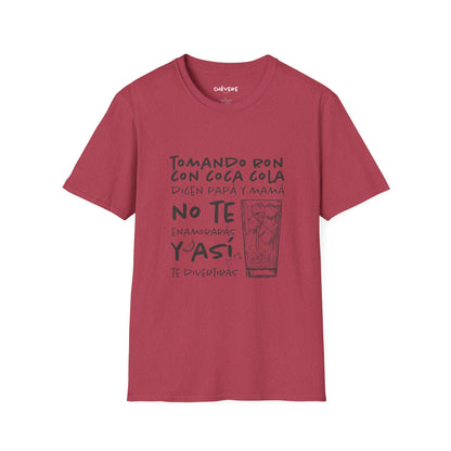 TOMANDO RON CON COCA COLA -  Camiseta Unisex Softstyle