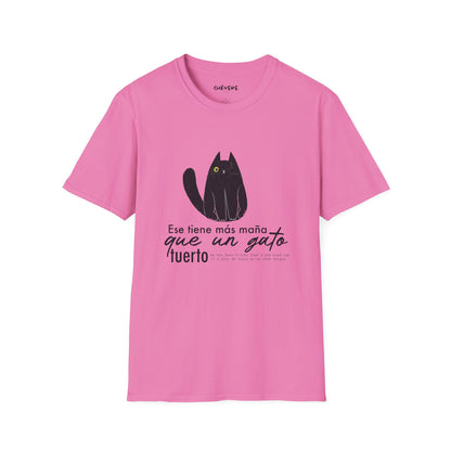TIENE MÁS MAÑA QUE UN GATO TUERTO - Camiseta Unisex Softstyle