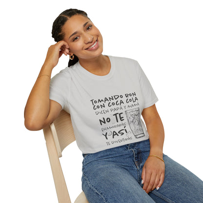 TOMANDO RON CON COCA COLA -  Camiseta Unisex Softstyle