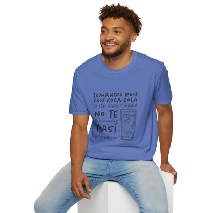 TOMANDO RON CON COCA COLA -  Camiseta Unisex Softstyle