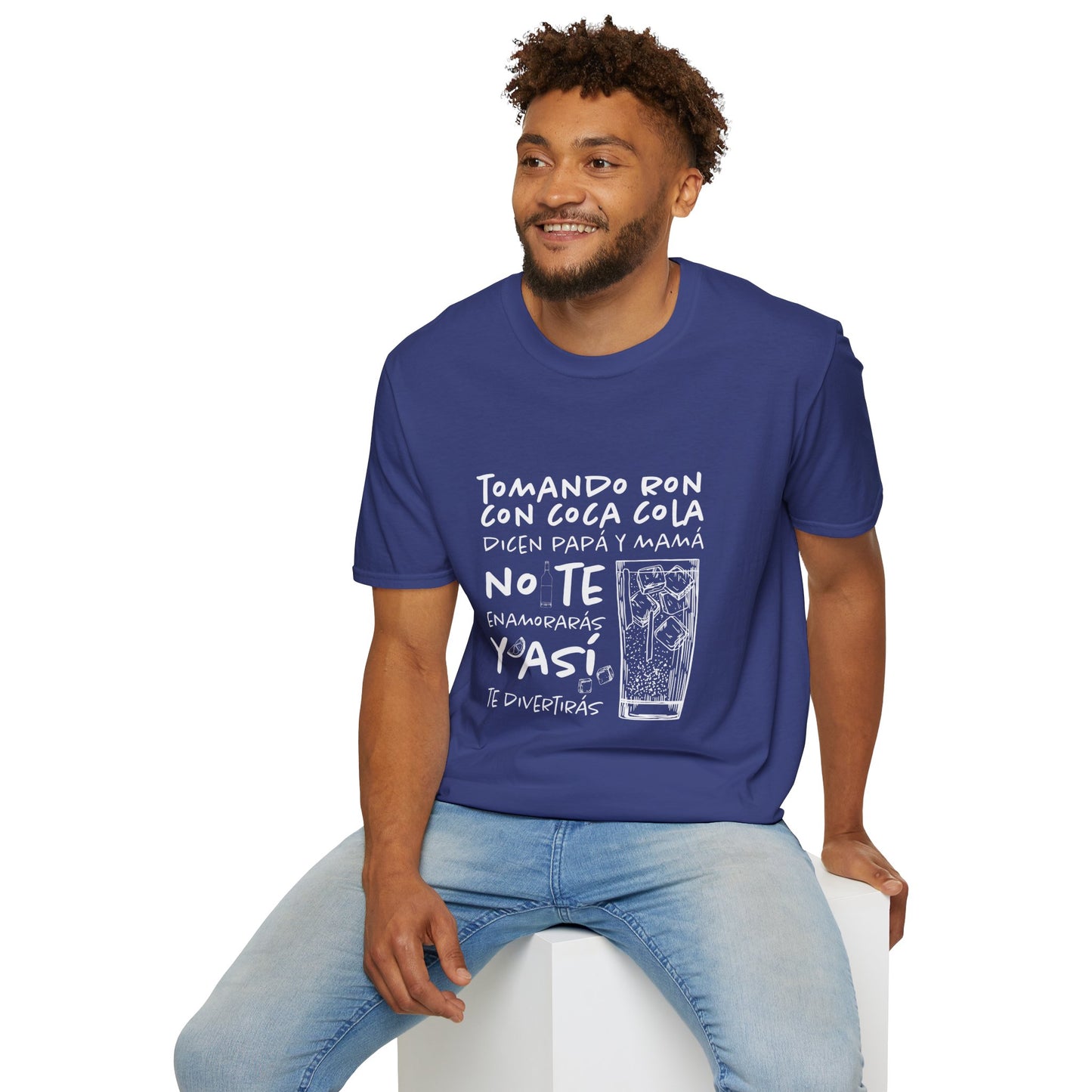 TOMANDO RON CON COCA COLA -  Camiseta Unisex Softstyle