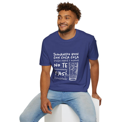 TOMANDO RON CON COCA COLA -  Camiseta Unisex Softstyle