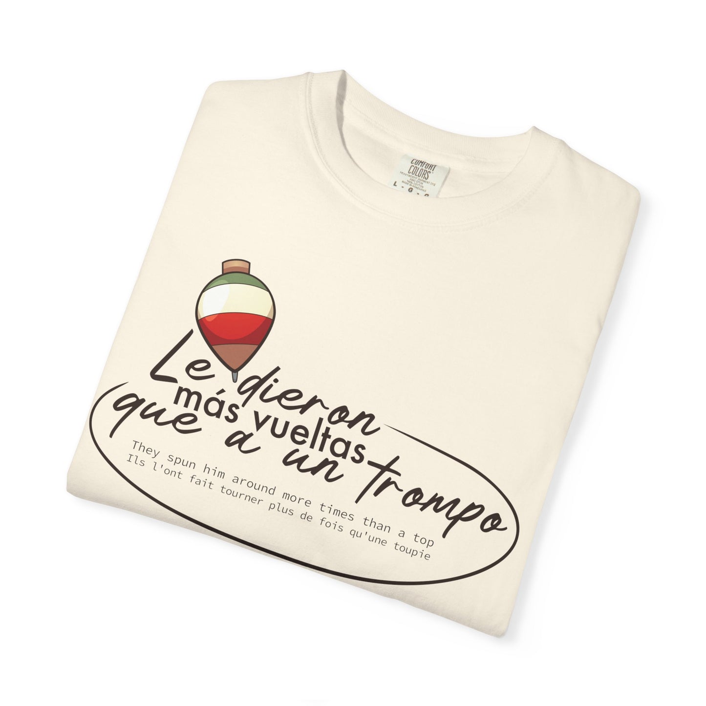 MÁS VUELTAS QUE A UN TROMPO - Camiseta Unisex Softstyle