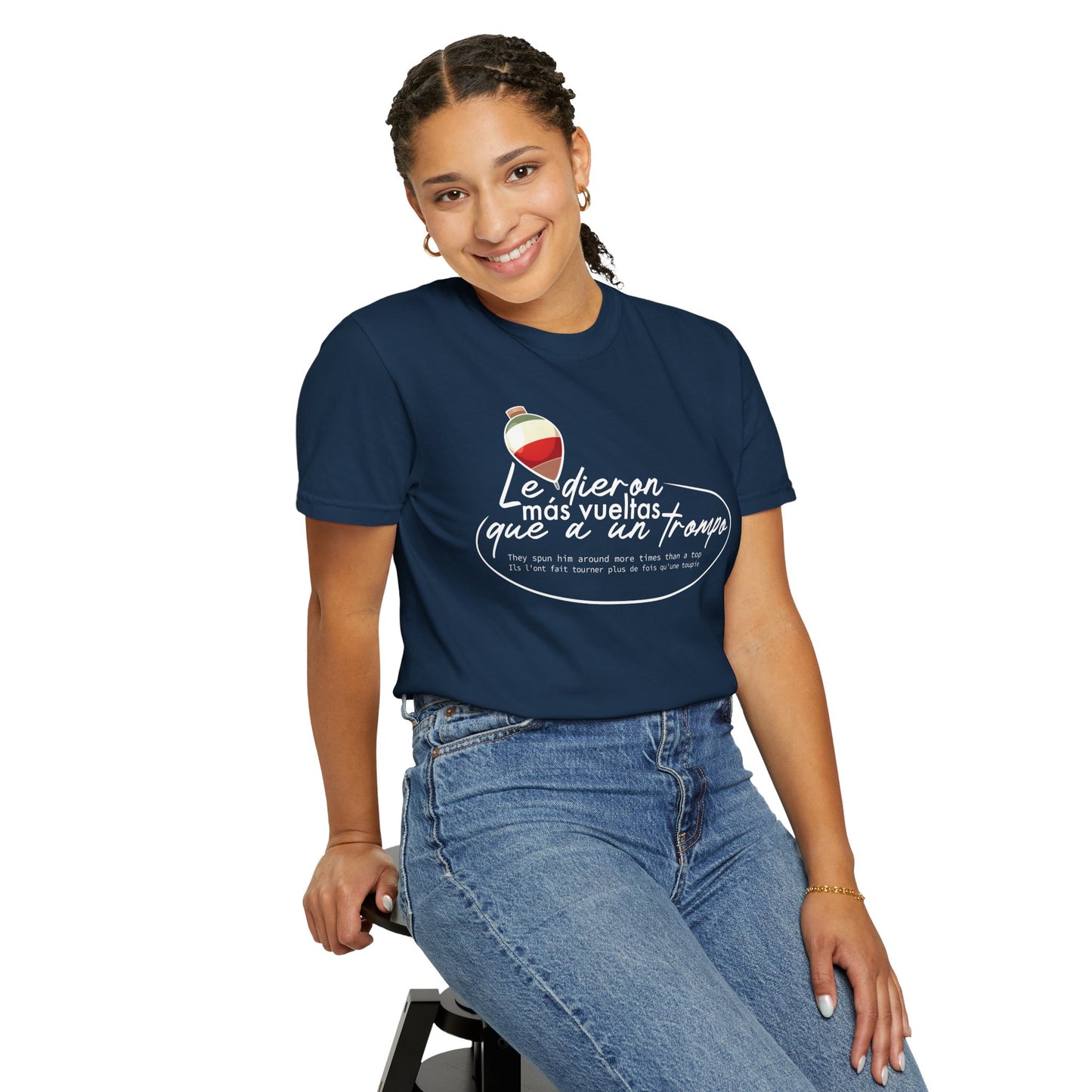 MÁS VUELTAS QUE A UN TROMPO - Camiseta Unisex Softstyle