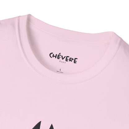 TIENE MÁS MAÑA QUE UN GATO TUERTO - Camiseta Unisex Softstyle