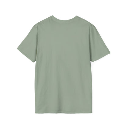 TIENE MÁS MAÑA QUE UN GATO TUERTO - Camiseta Unisex Softstyle