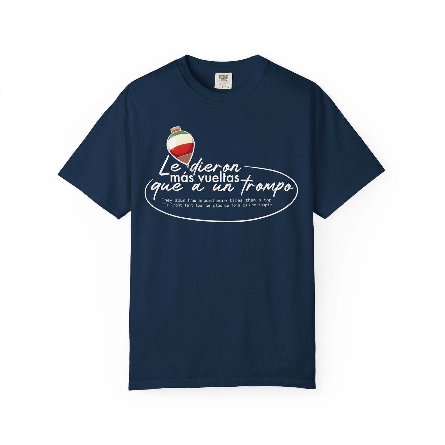 MÁS VUELTAS QUE A UN TROMPO - Camiseta Unisex Softstyle