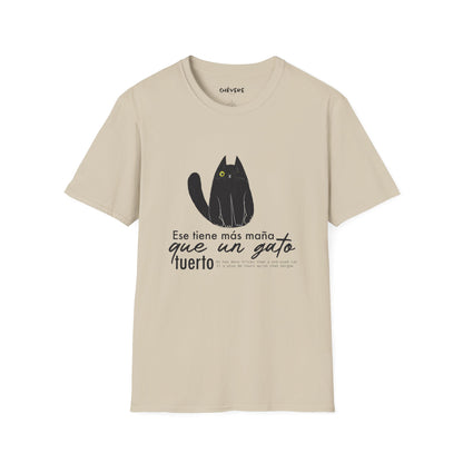 TIENE MÁS MAÑA QUE UN GATO TUERTO - Camiseta Unisex Softstyle
