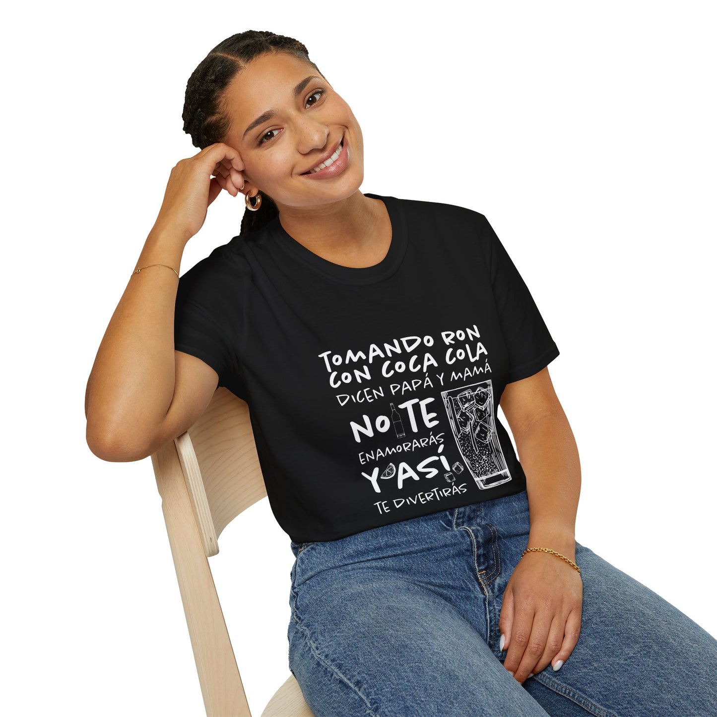 TOMANDO RON CON COCA COLA -  Camiseta Unisex Softstyle