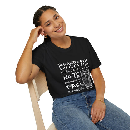 TOMANDO RON CON COCA COLA -  Camiseta Unisex Softstyle