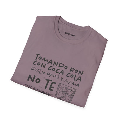 TOMANDO RON CON COCA COLA -  Camiseta Unisex Softstyle