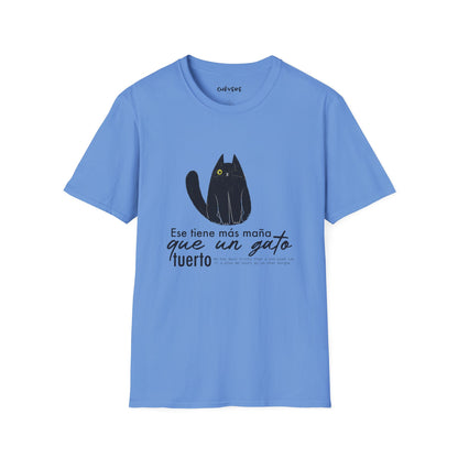 TIENE MÁS MAÑA QUE UN GATO TUERTO - Camiseta Unisex Softstyle