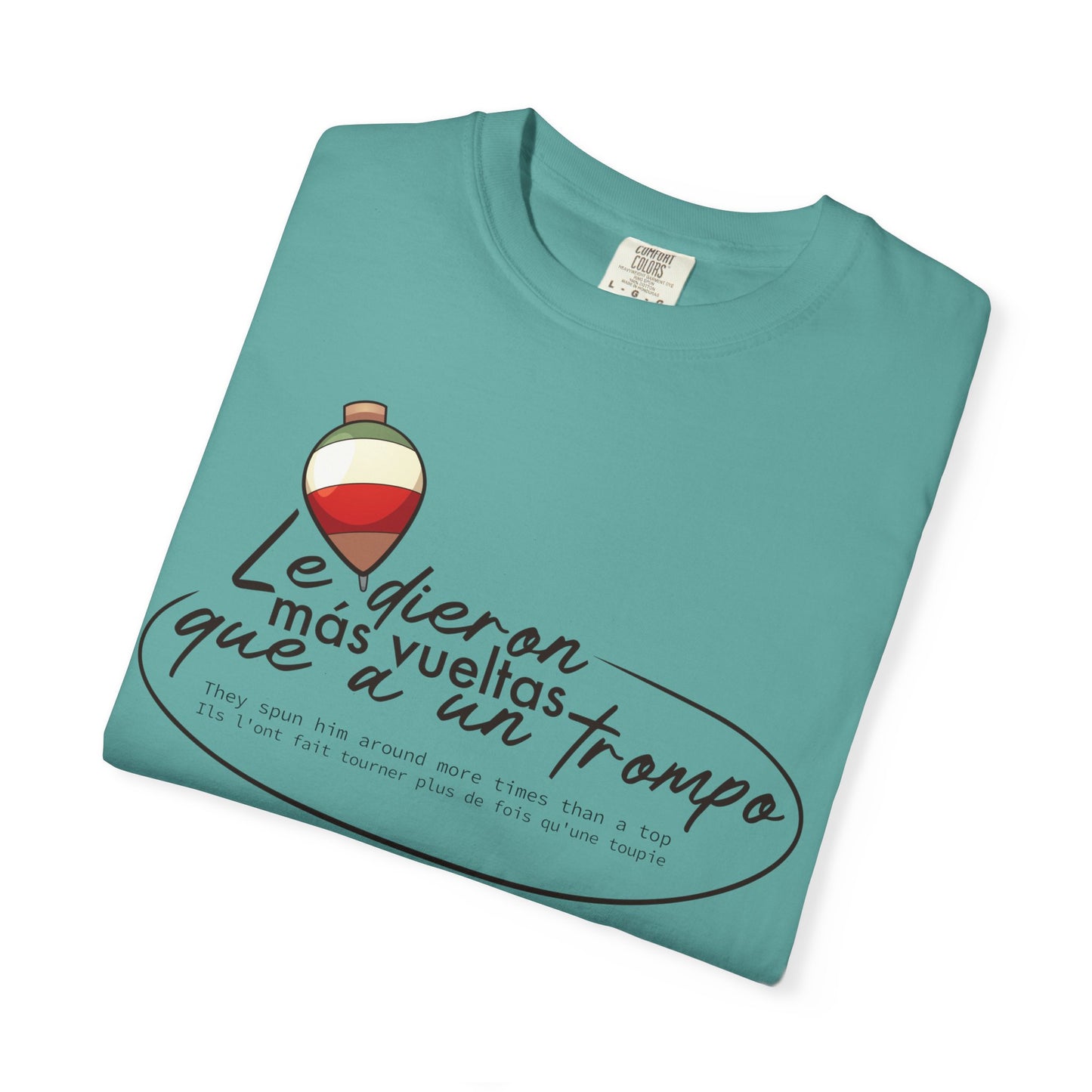 MÁS VUELTAS QUE A UN TROMPO - Camiseta Unisex Softstyle