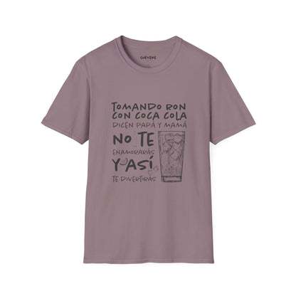 TOMANDO RON CON COCA COLA -  Camiseta Unisex Softstyle