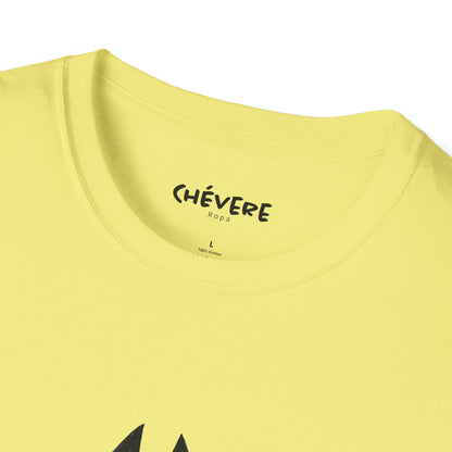 TIENE MÁS MAÑA QUE UN GATO TUERTO - Camiseta Unisex Softstyle