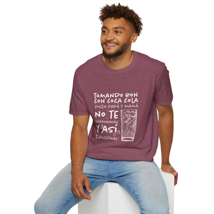TOMANDO RON CON COCA COLA -  Camiseta Unisex Softstyle