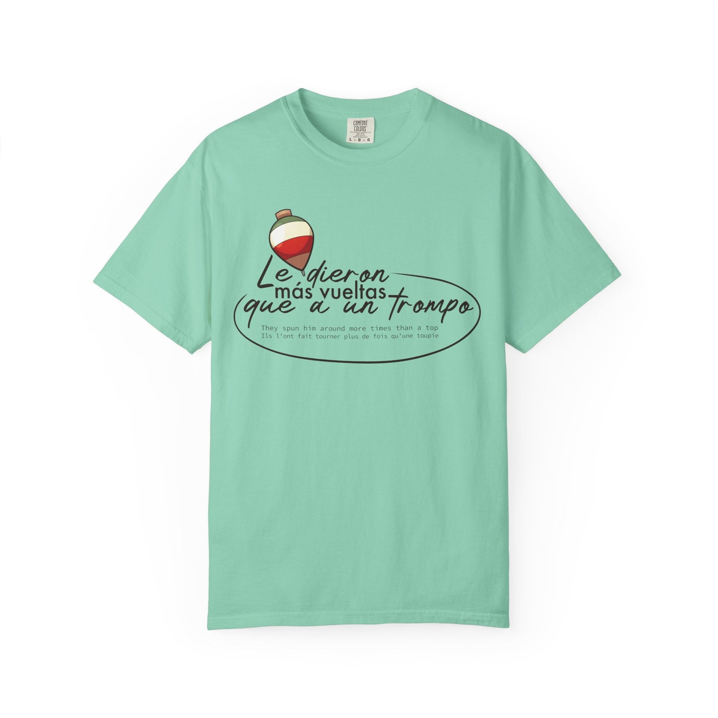 MÁS VUELTAS QUE A UN TROMPO - Camiseta Unisex Softstyle