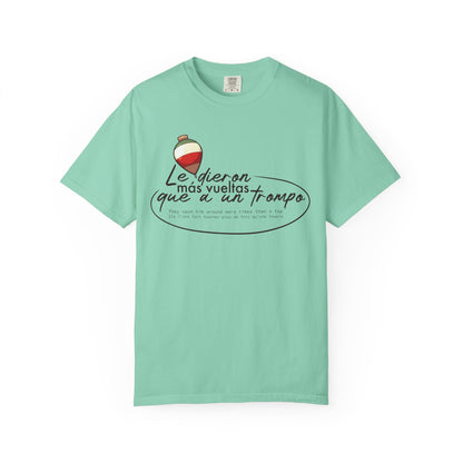 MÁS VUELTAS QUE A UN TROMPO - Camiseta Unisex Softstyle