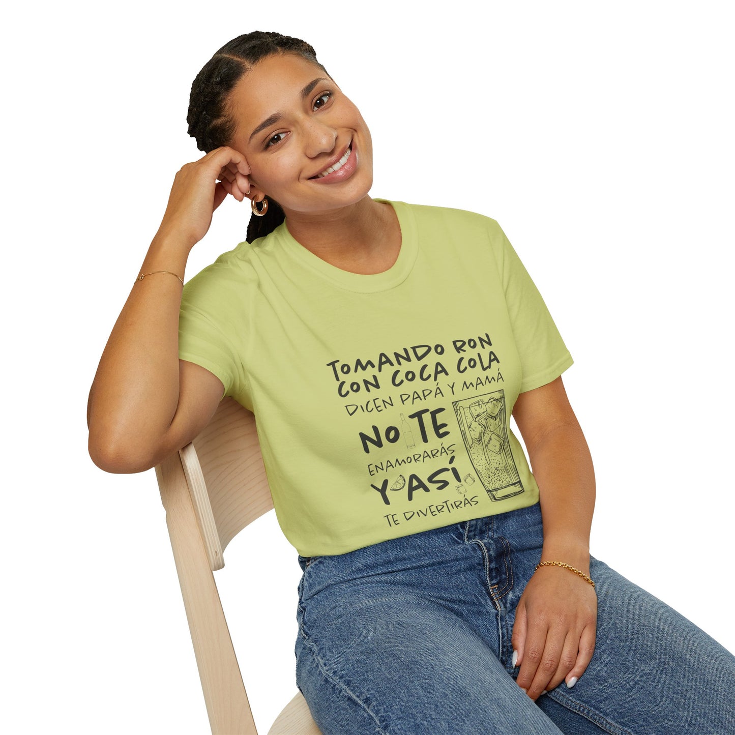 TOMANDO RON CON COCA COLA -  Camiseta Unisex Softstyle