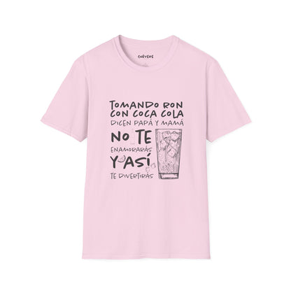 TOMANDO RON CON COCA COLA -  Camiseta Unisex Softstyle