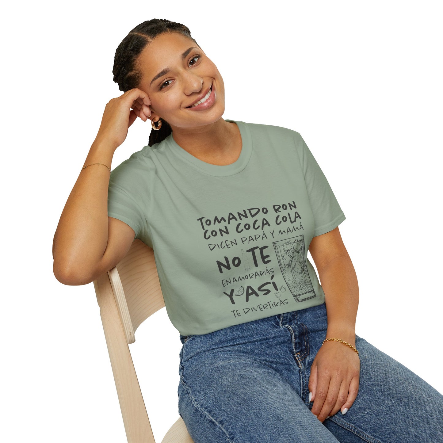 TOMANDO RON CON COCA COLA -  Camiseta Unisex Softstyle