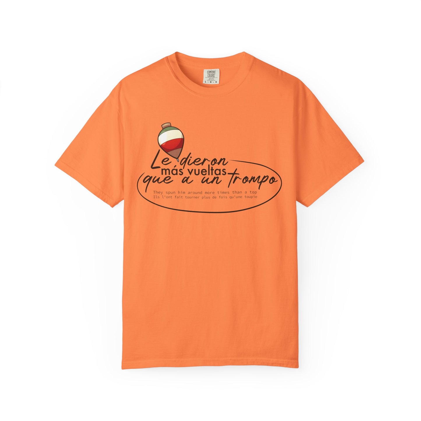 MÁS VUELTAS QUE A UN TROMPO - Camiseta Unisex Softstyle