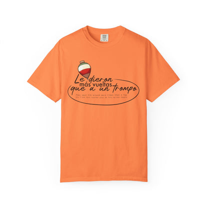MÁS VUELTAS QUE A UN TROMPO - Camiseta Unisex Softstyle