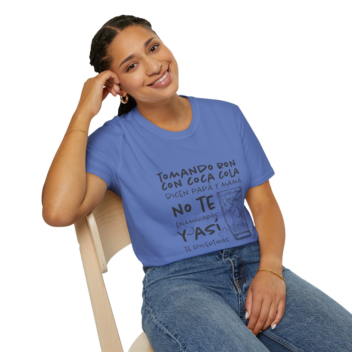 TOMANDO RON CON COCA COLA -  Camiseta Unisex Softstyle
