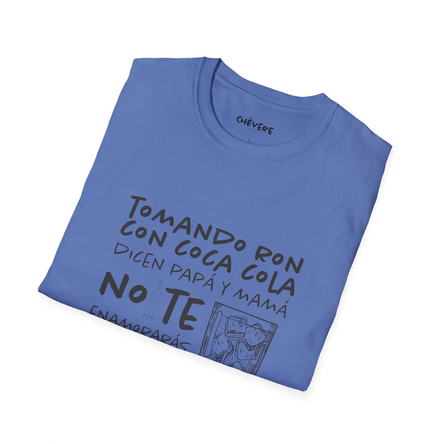 TOMANDO RON CON COCA COLA -  Camiseta Unisex Softstyle