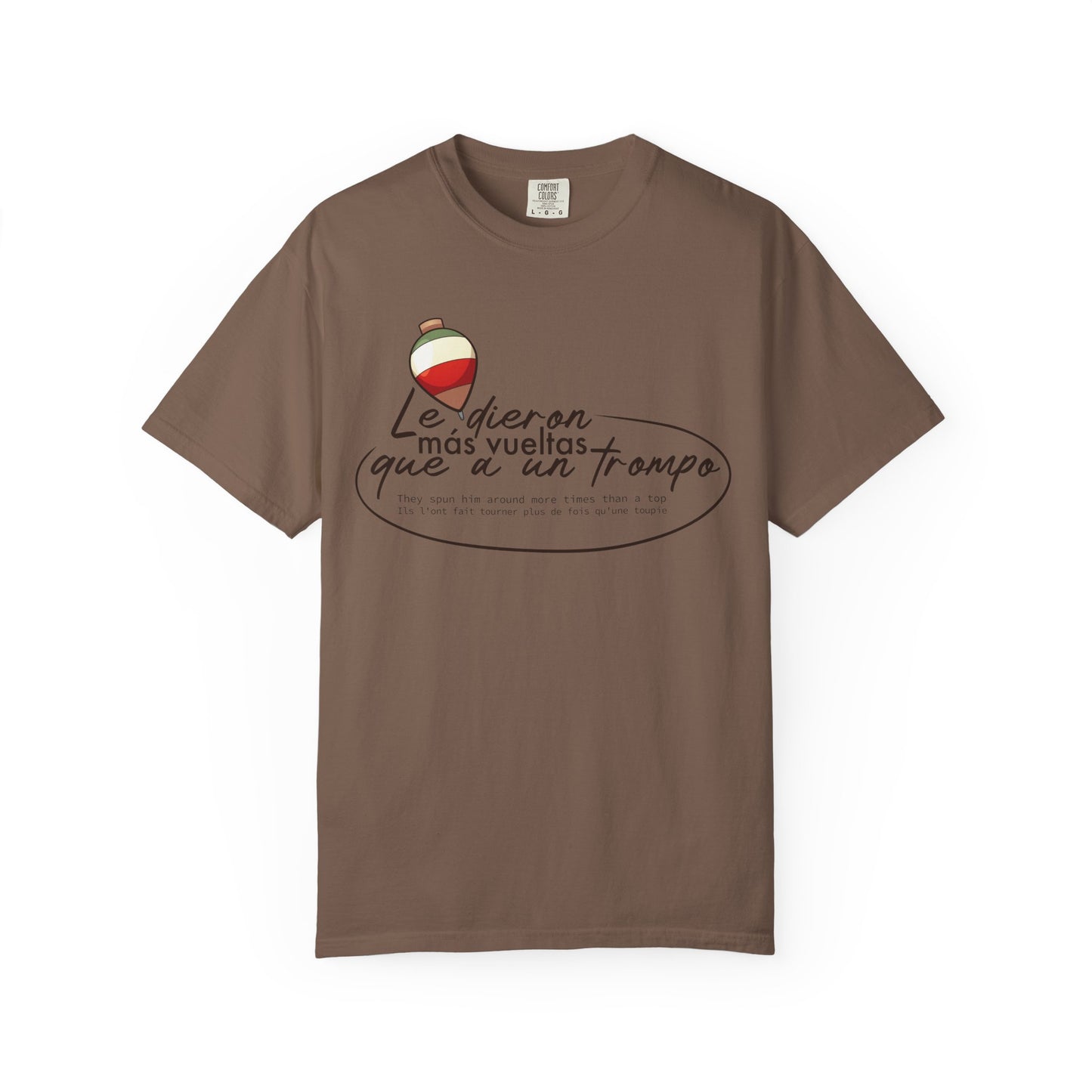 MÁS VUELTAS QUE A UN TROMPO - Camiseta Unisex Softstyle