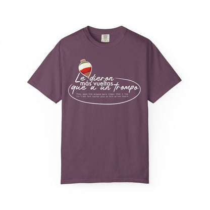 MÁS VUELTAS QUE A UN TROMPO - Camiseta Unisex Softstyle
