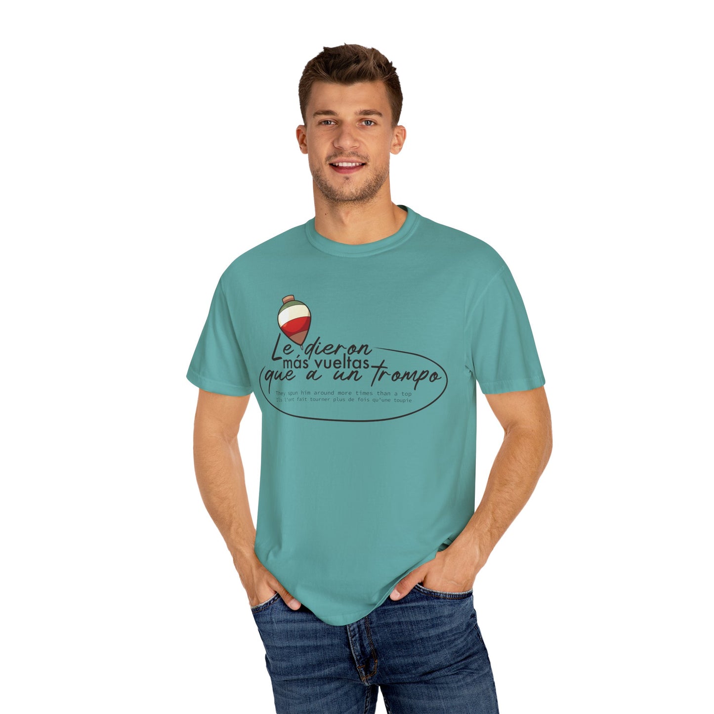 MÁS VUELTAS QUE A UN TROMPO - Camiseta Unisex Softstyle