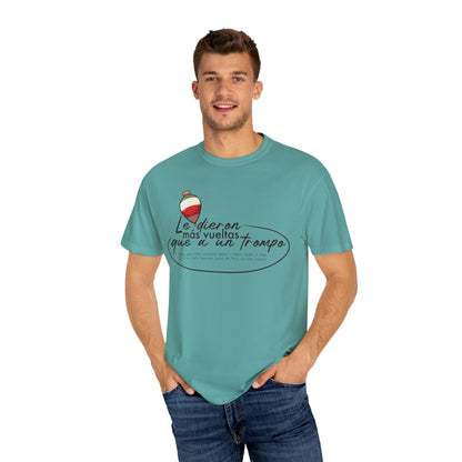 MÁS VUELTAS QUE A UN TROMPO - Camiseta Unisex Softstyle